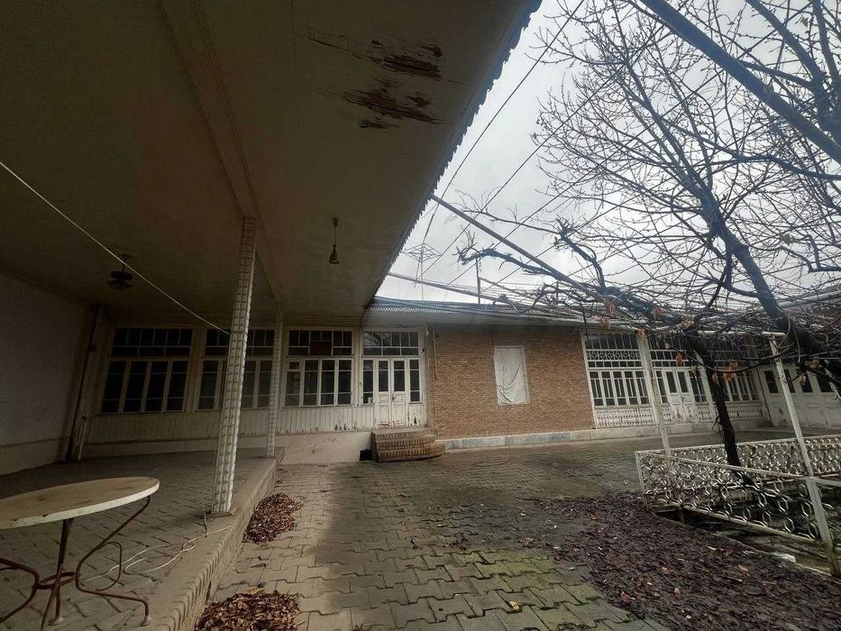 Янги бозор худудида жойлашган 11 сотик ховли сотувда