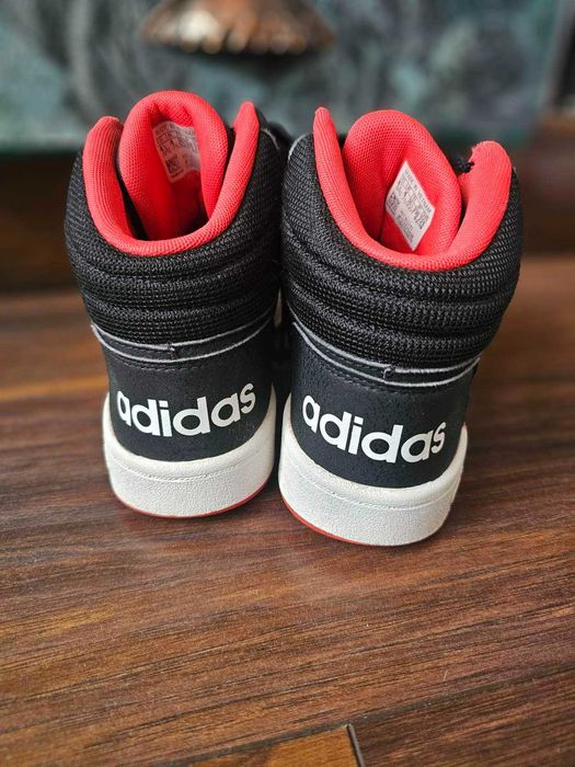 Кецове Адидас-черно и червено