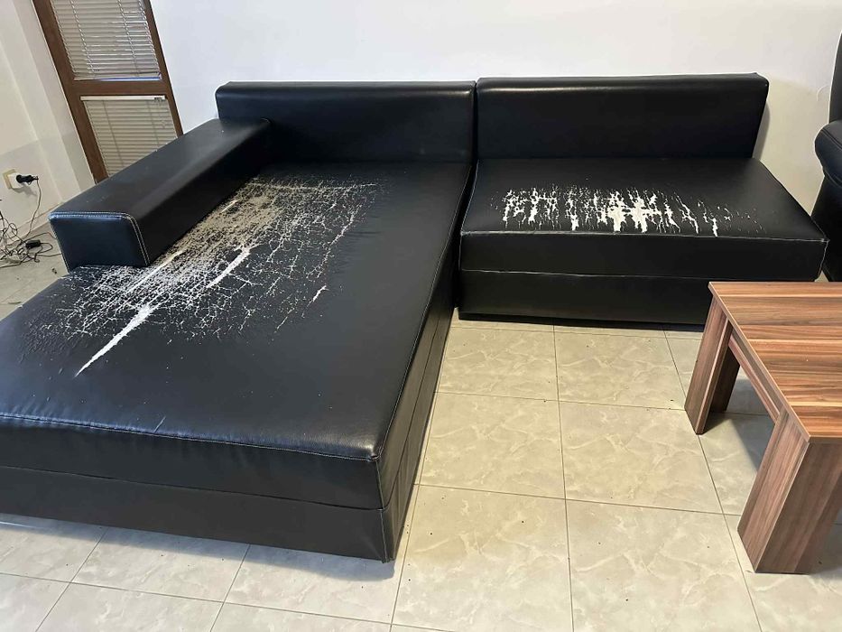 Кожен холов диван