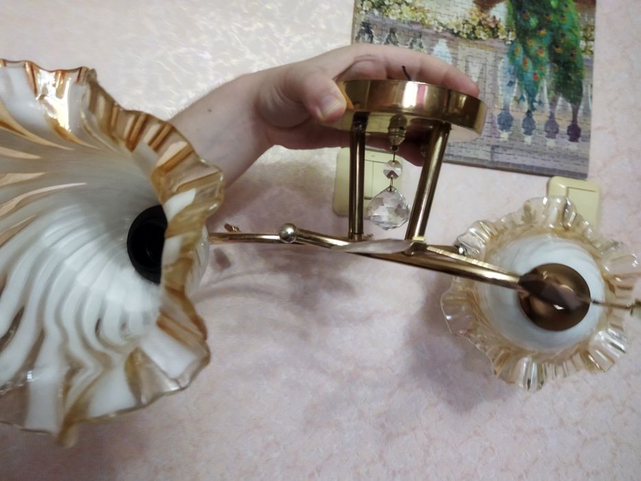 Продам двух рожковую люстру