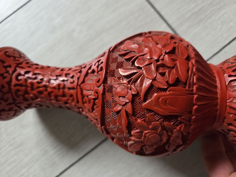 vază veche chinezească din cinabru sculptat