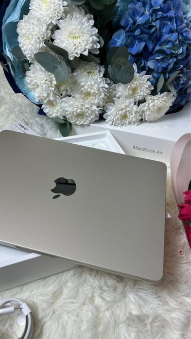 MacBook Air M2 — 13.6” / 256 GB / Starlight