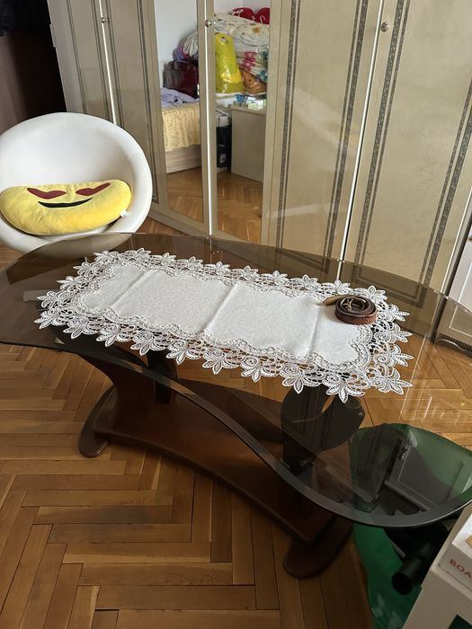 Елегантна холна маса, дървена основа и стъклен плот.