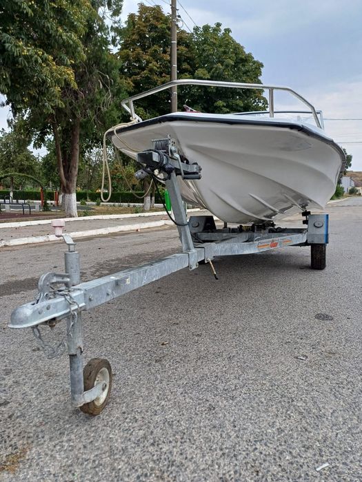 Barca motor 40 cai 2 timpi cu peridoc în condiții foarte bune folosită foarte puțin din fibra de sticla.