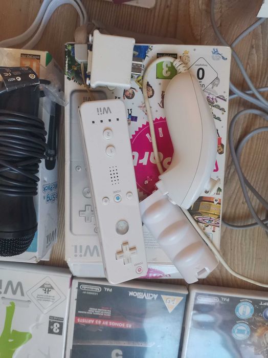 Продавам конзола Nintendo Wii с аксесоари и игри