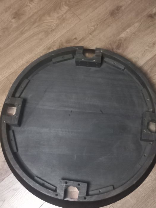 Кръгла дървена маса