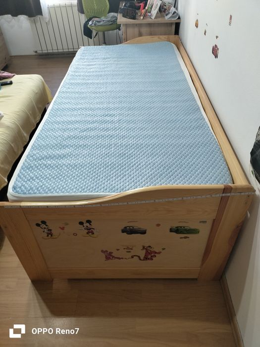 Pat copil aproape nou