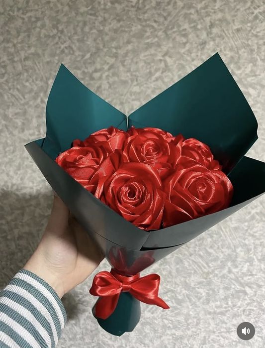 Розы из атласных лент