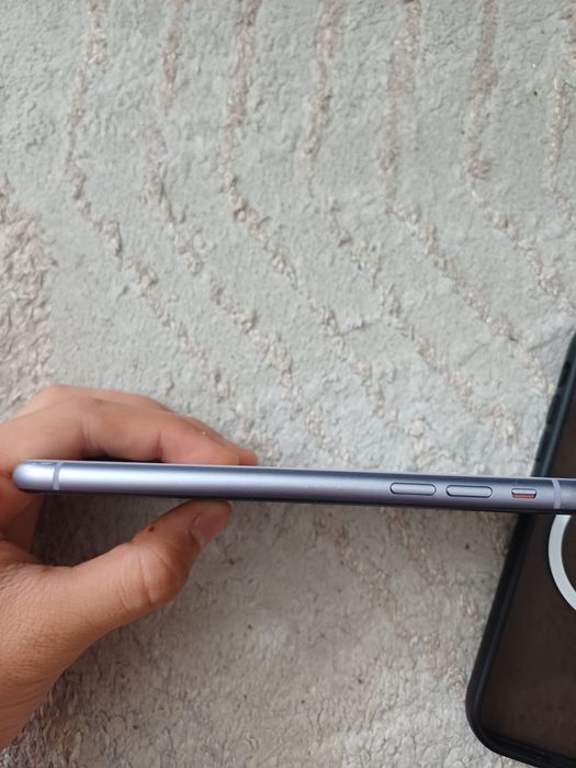 продам iPhone 11