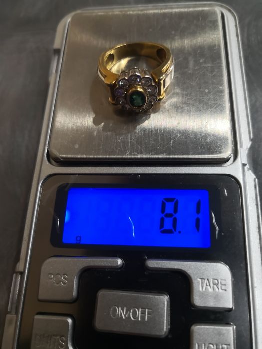 Vind inel din aur 18kt cu diamante și smarald