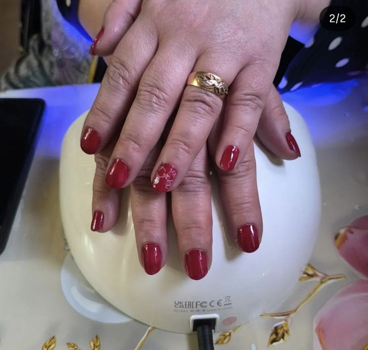 Начинающий мастер маникюра