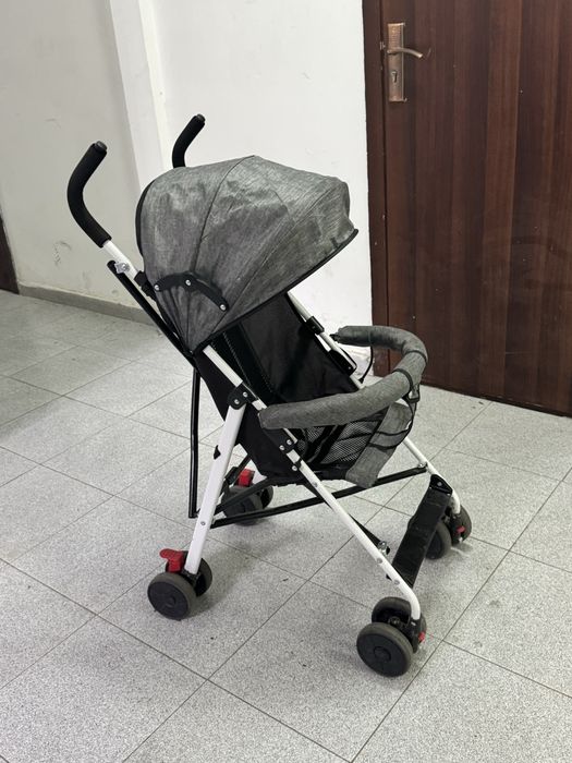 Продам коляска легкая маневренная можно на борт