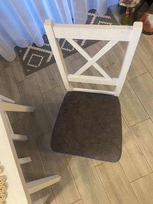 Vand 6 scaune albe de masa