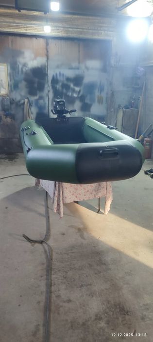 Моторная лодка с двигателем