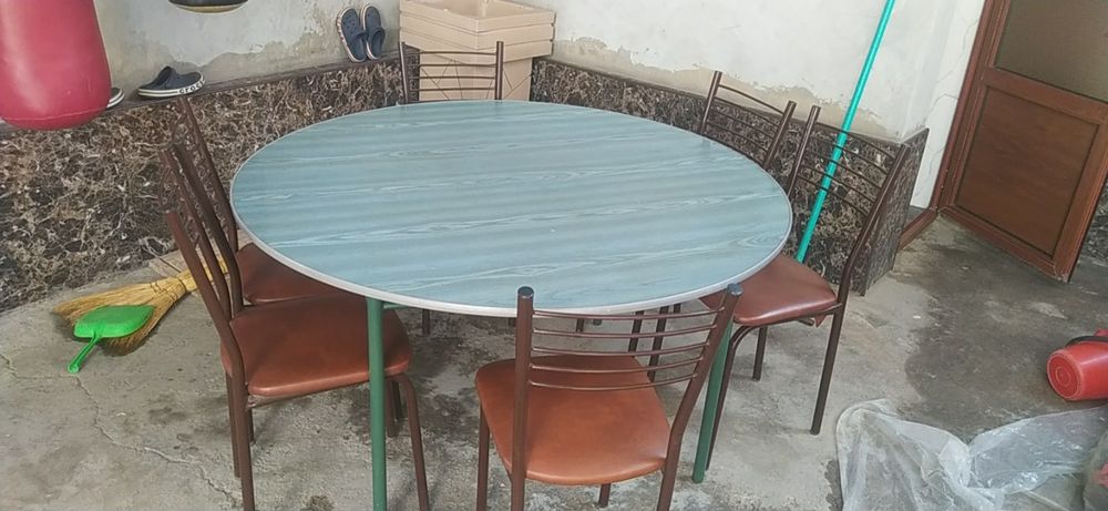 Продается стол стулья