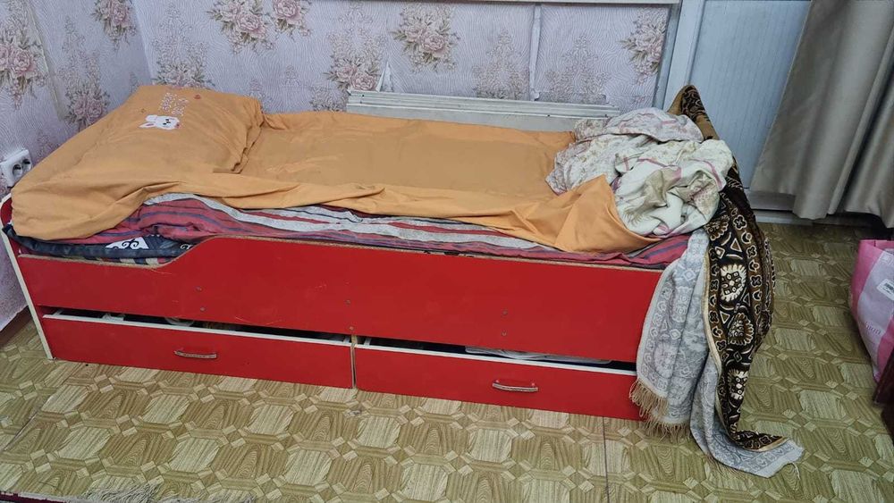 Кровать и диван отдам бесплатно