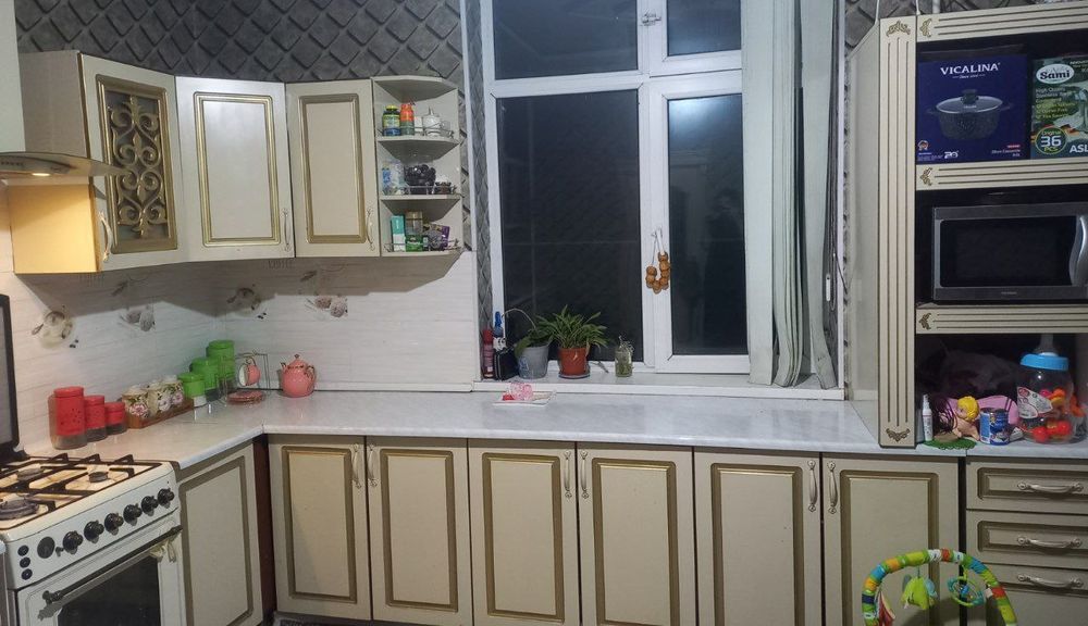 кухонный мебель гарнитур в месте с плитой и вытяжкой