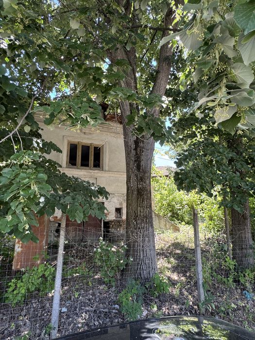 Teren de vânzare 2656 metri cu casă bătrânească