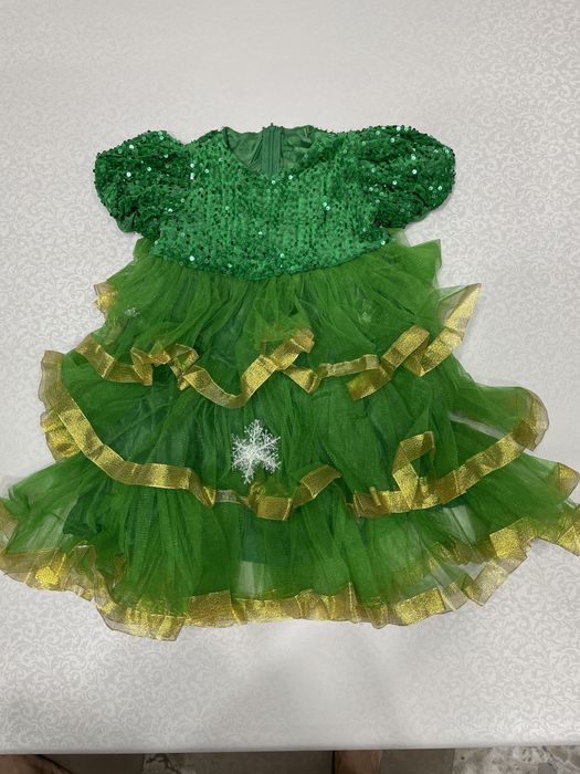 Продам платья для девочек. Новогодние костюмы.