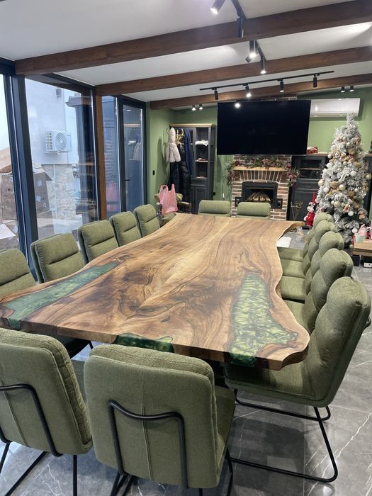 Маса от масив и епоксидна смола