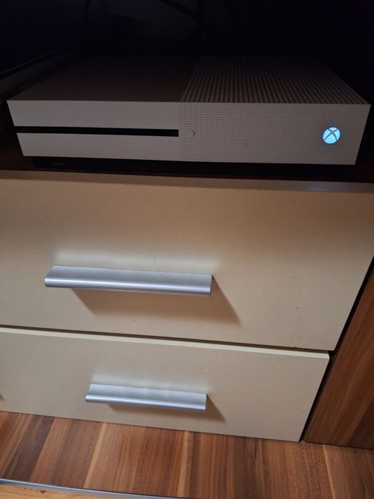 Xbox One S 500gb - 2 manete si 6 jocuri - stare consola: foarte buna