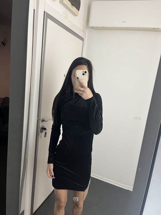 Черна рокля с гол гръб