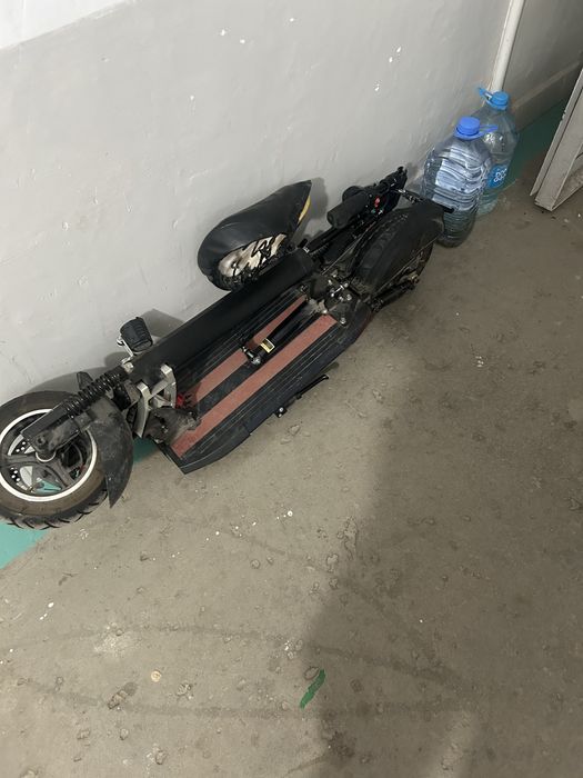 Продам не робочий самокат