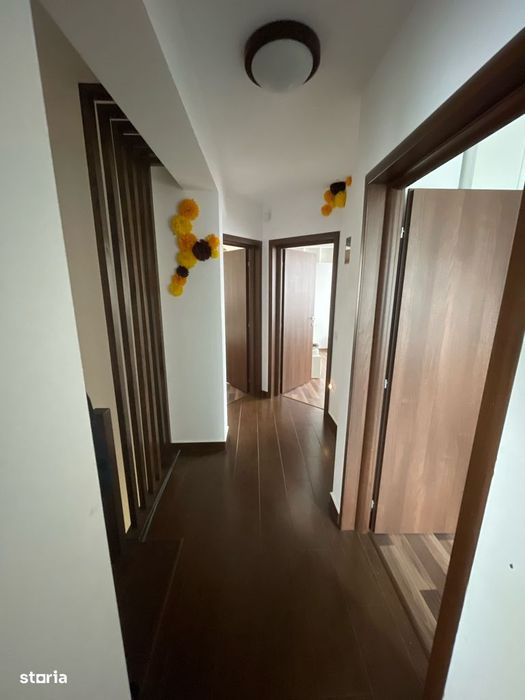 Casă modernă tip triplex, unitate de capăt