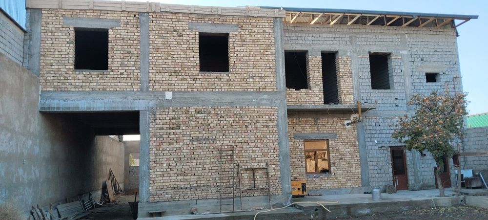 Хишрав балнитса олдида 10сотиклик 2 этажлик куриб битказилмаган ховли