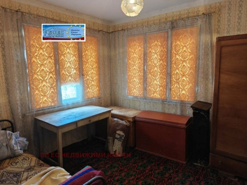 Къща в град Земен