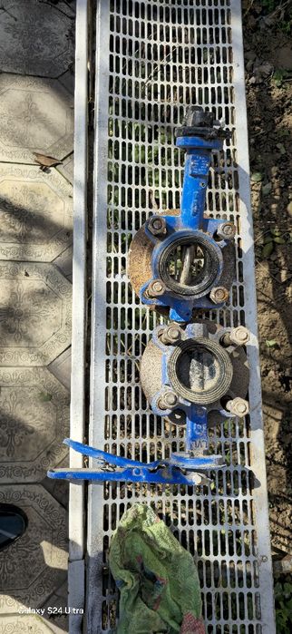 Продам  две  задвижки  новые  с флянцами