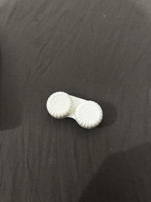 Lentila de contact pentru discromati/daltonisti