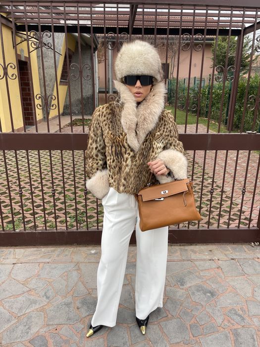 Haina scurta din blana naturala de ocelot cu guler si mansete de vulpe