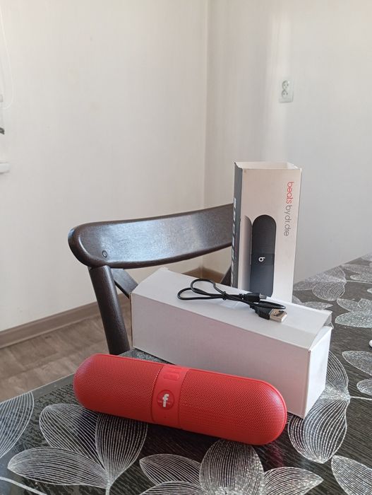 Продам колонку красного цвета. Компактная.