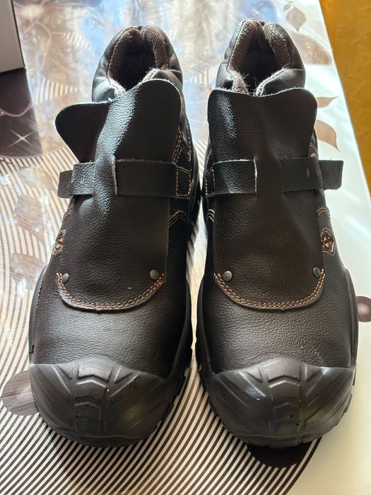 Работни обувки COFRA с метално бомбе –