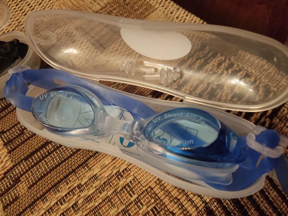Очки для подводного плавания ,кейс,заглушки для ушей