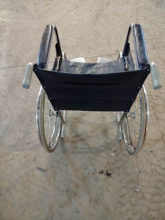 Scaun cu rotile pliabil  pentru persoane cu dizabilitati