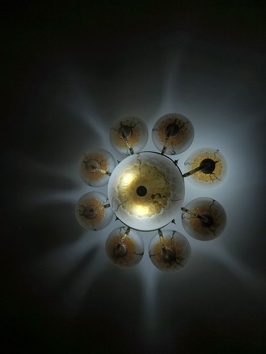 Lustra 8talik sotiladi