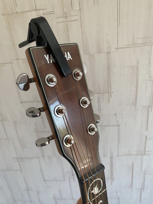 Электро акустическая гитара Yamaha