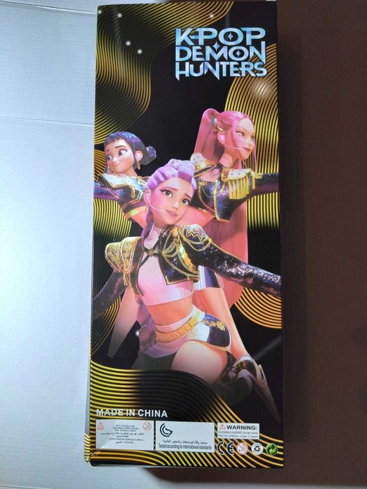 Papusa K-Pop Demon Hunters Guitrar Chitara roz (Rumi, Mira, Zoey)
