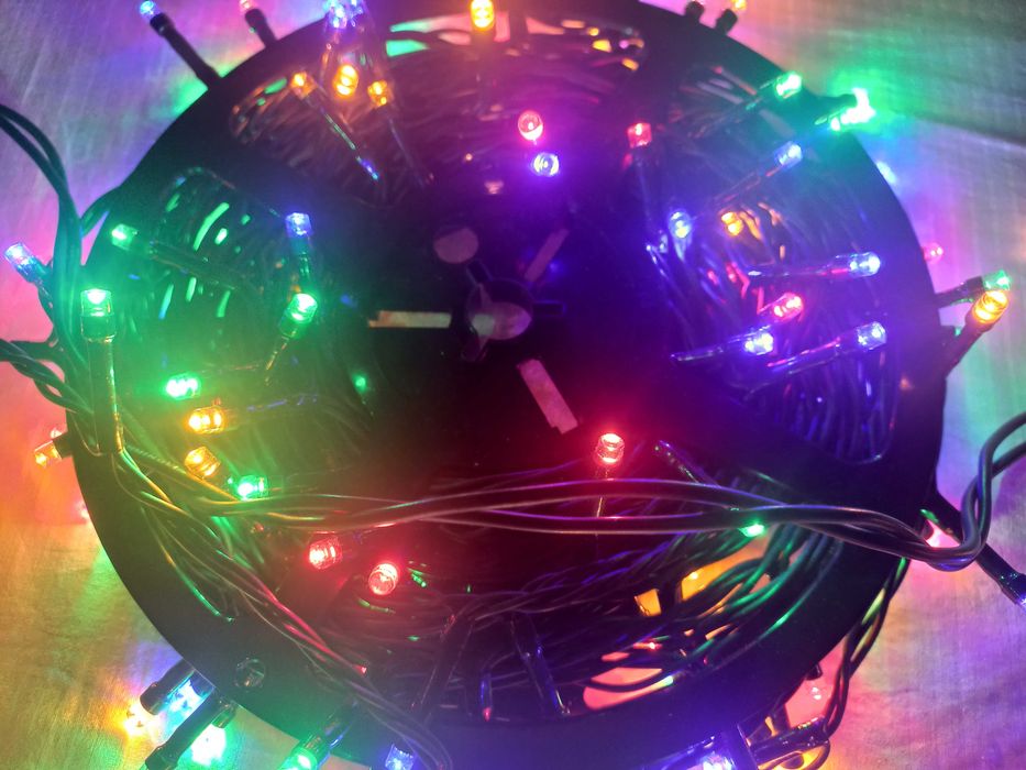 Коледни лампички и коледна декорация