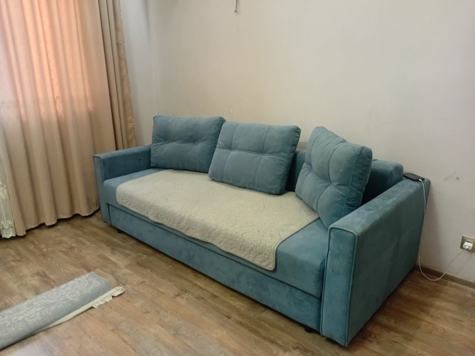 Продам красивый бирюзовый диван
