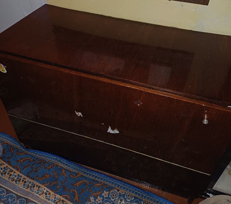 Отдам бесплатно шкаф и тумбу