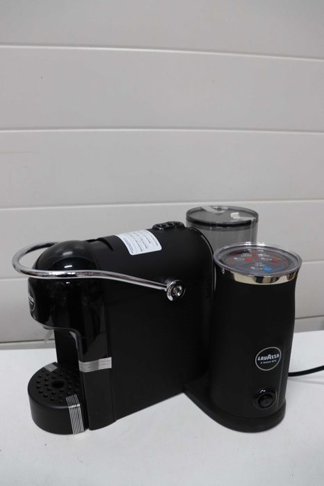 Lavazza, Кафемашина A Modo Mio Jolie&Milk, вграден разпенител за мляко