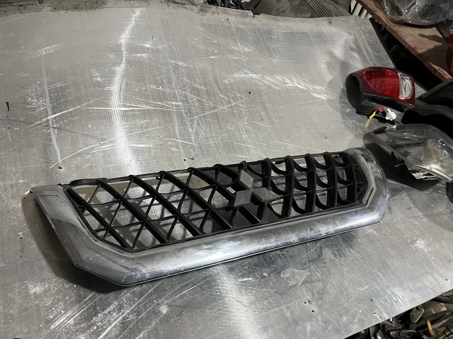 Решетка монтеро спорт оригинал б/у