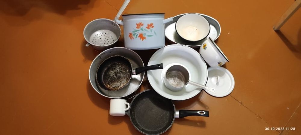 Посуда. Тарелки, вазочки.