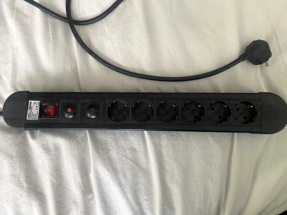 Разклонител HAMA с 6 гнезда 1.5 метра