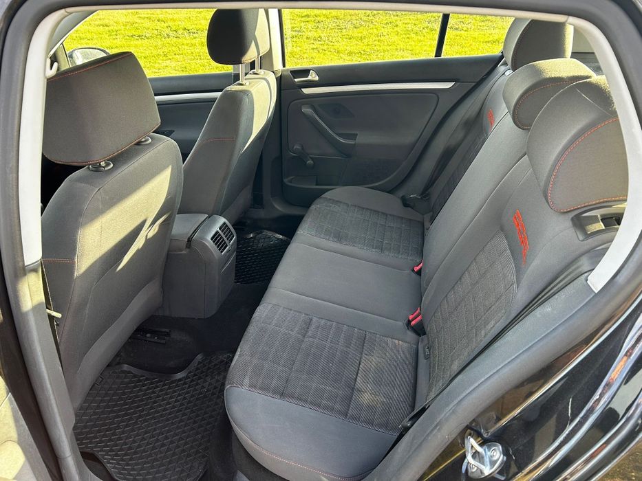 Volkswagen Golf 5 variante auto

 2350 Euro

1.6 benzina

An fabricați