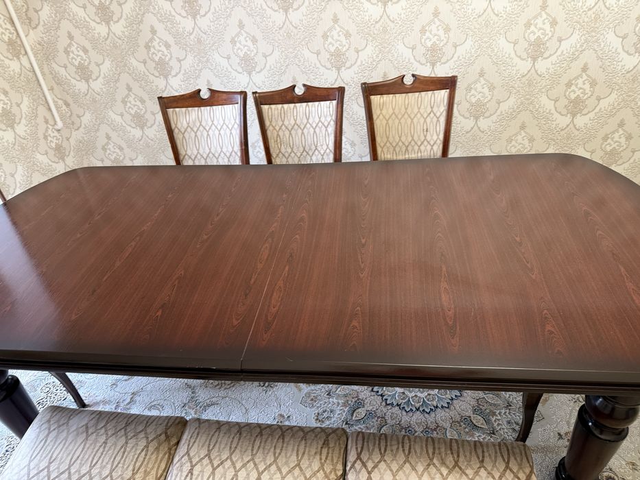 Стол с стульями ,в хорошеем состояний 8 стулья