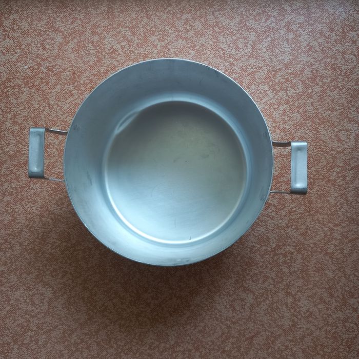 Кастрюли,тёрки,вёдра, таз, ковш.